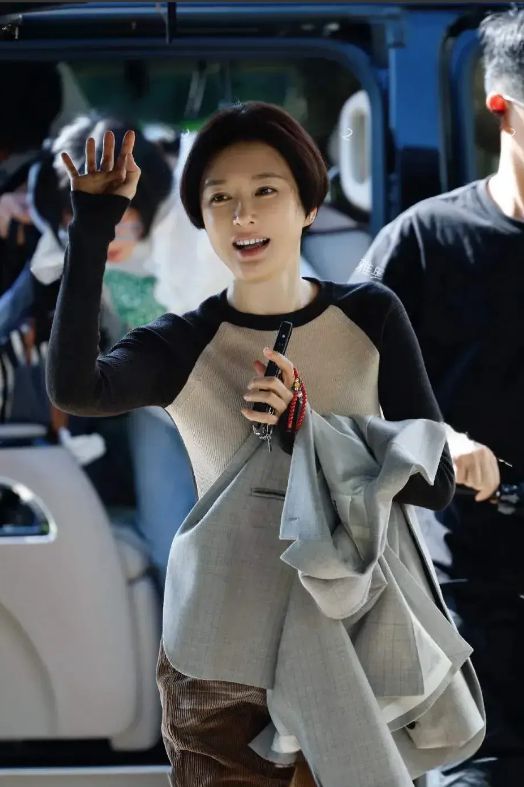 晓庆！近照引网友热议：医美过度？j9九游会入口45岁秦岚竟撞脸刘(图1)