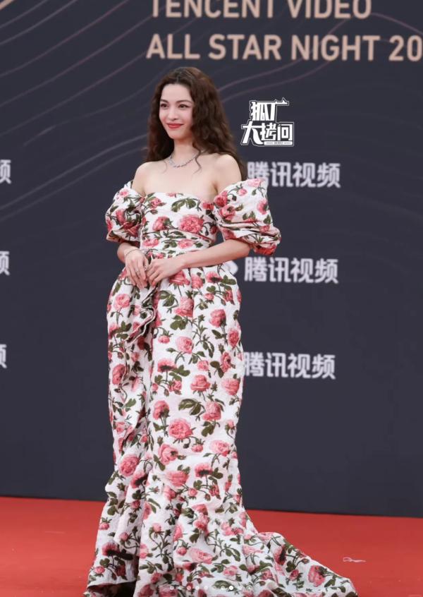 个个风情万种却被29岁三线小花抢风头九游会j9登陆澳门这一天内娱一线女星(图16)