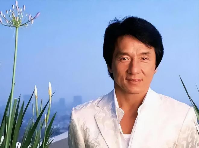 ：紧抱美女徒弟在美国庆生举止亲密关系不一般j9九游会俱乐部登录入口71岁成龙近照曝光(图3)