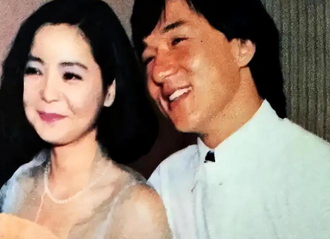 ：紧抱美女徒弟在美国庆生举止亲密关系不一般j9九游会俱乐部登录入口71岁成龙近照曝光(图7)