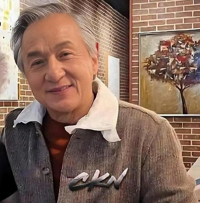 ：紧抱美女徒弟在美国庆生举止亲密关系不一般j9九游会俱乐部登录入口71岁成龙近照曝光(图10)