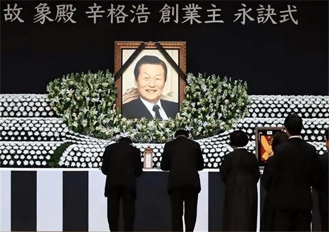 父子“共享”同一女星亲兄弟为财权内斗互撕j9九游会真人游戏第一韩国财阀家族丑闻：(图8)
