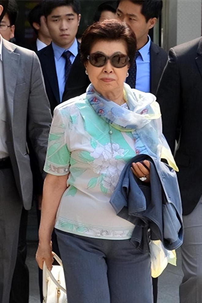 父子“共享”同一女星亲兄弟为财权内斗互撕j9九游会真人游戏第一韩国财阀家族丑闻：(图13)