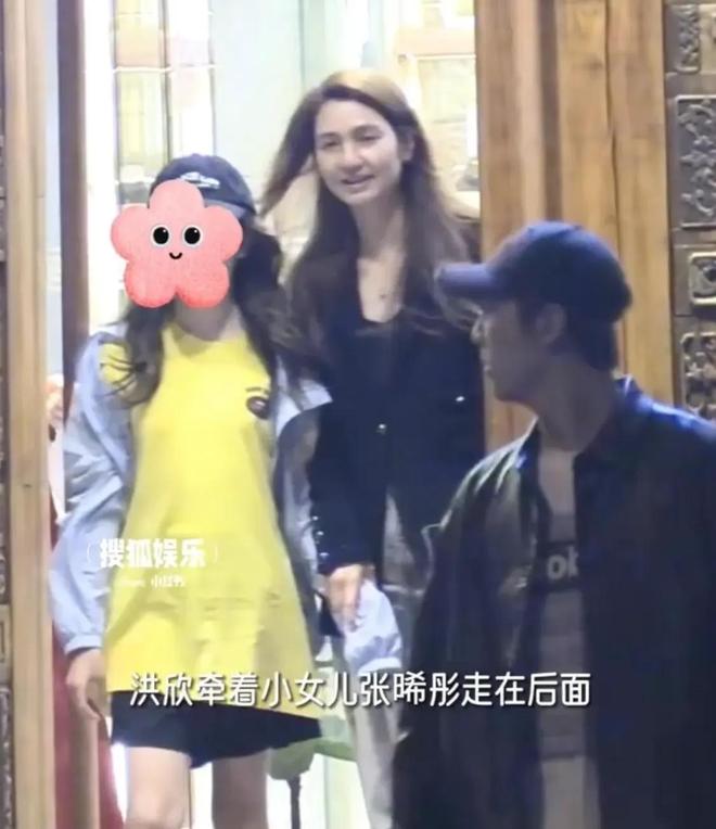 一起吃烤肉女儿粘着大儿子女儿快有洪欣高了九游会j9入口登录新版张丹峰和洪欣全家(图2)
